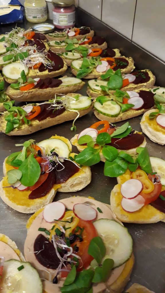 belegte Brötchen mit Salat