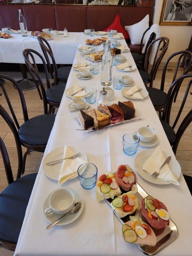 Tisch bei geschlossener Gesellschaft in der Mühlstraße