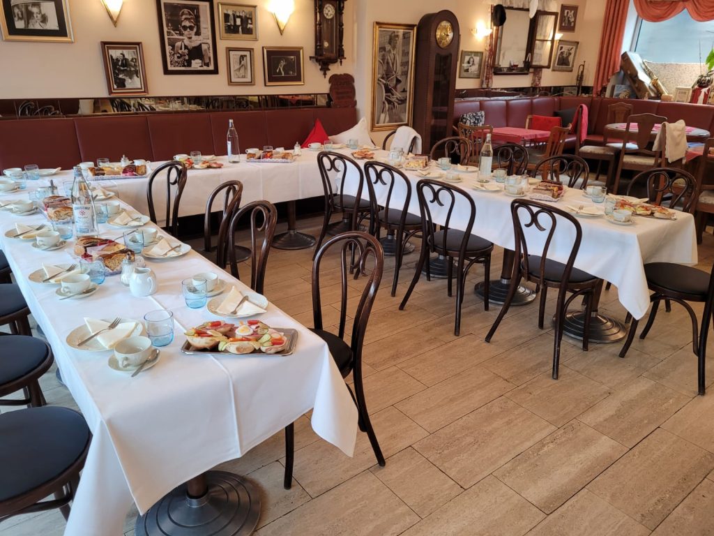 Tische bei geschlossener Gesellschaft in der Mühlstraße